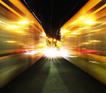 Header image of the article, shows a time-lapse recording of a subway train passing through the station